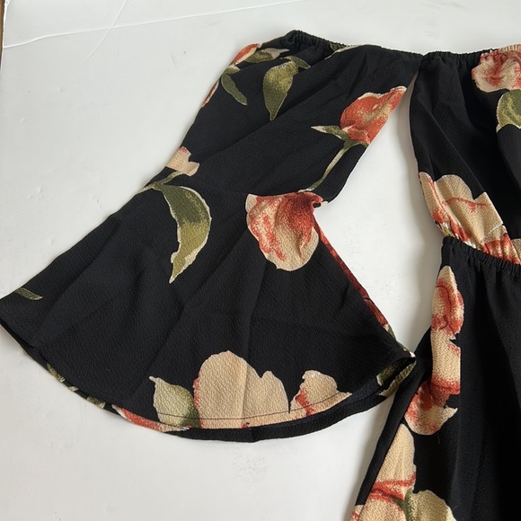 Black and floral cold shoulder shorts romper jumpsuit flare sleeve - Picture 14 of 16